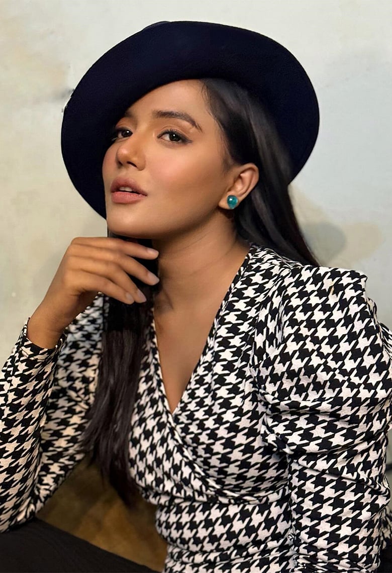 শীতপোশাকে সামিরা মাহির স্মার্ট লুক