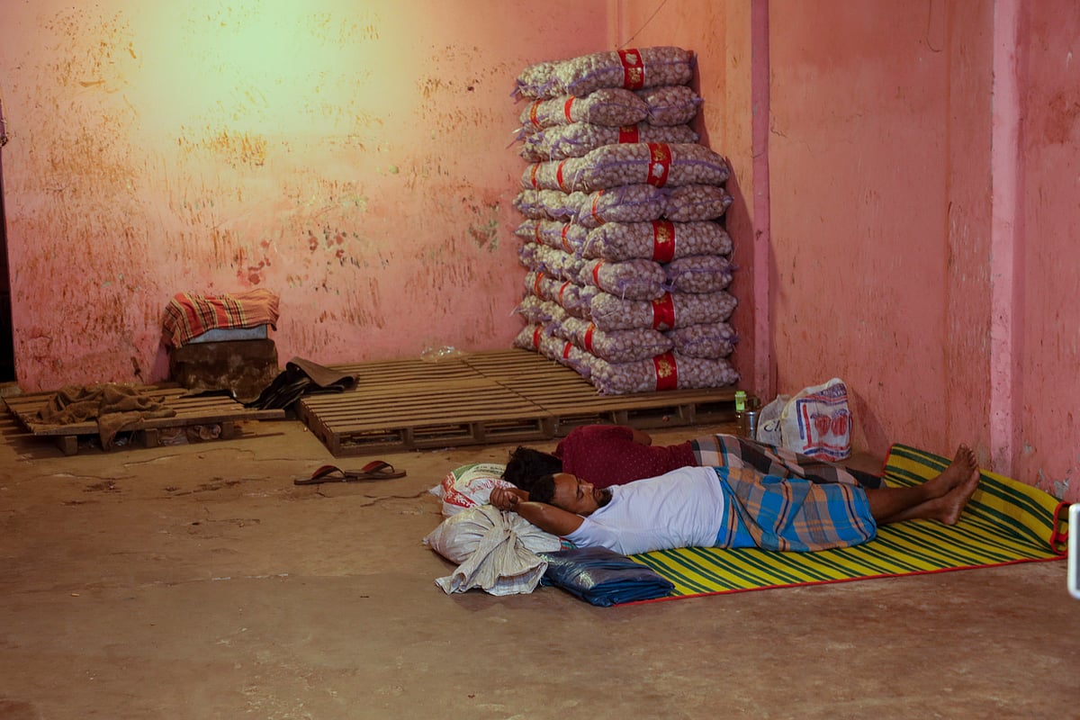 কাজ না থাকায় দোকানে মাদুর পেতে ঘুমাচ্ছেন দুই দিনমজুর 