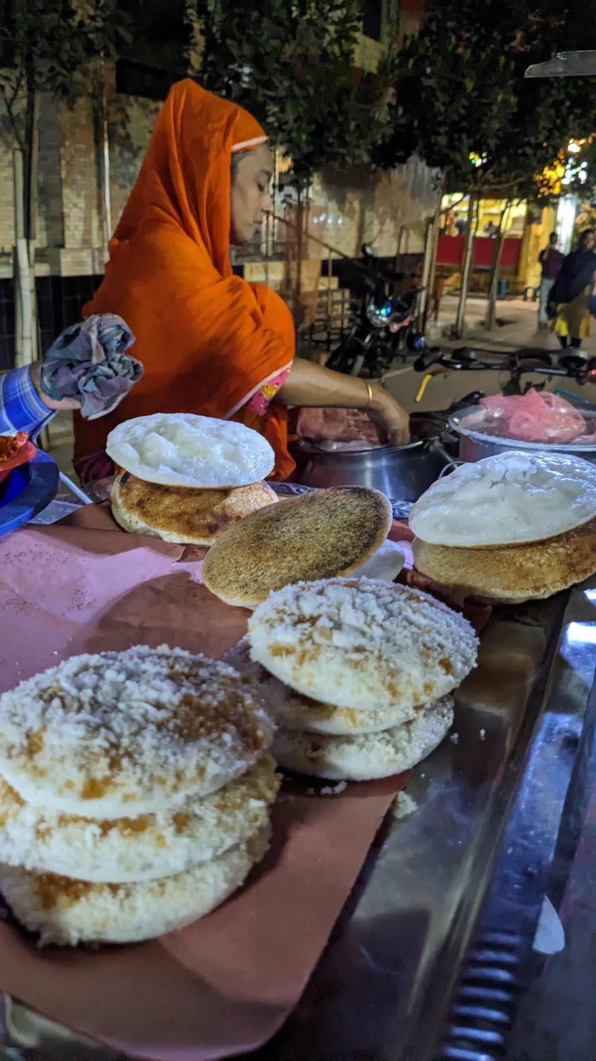 শীত আসার আগেই শহরের অলিগলিতে শীতের পিঠা