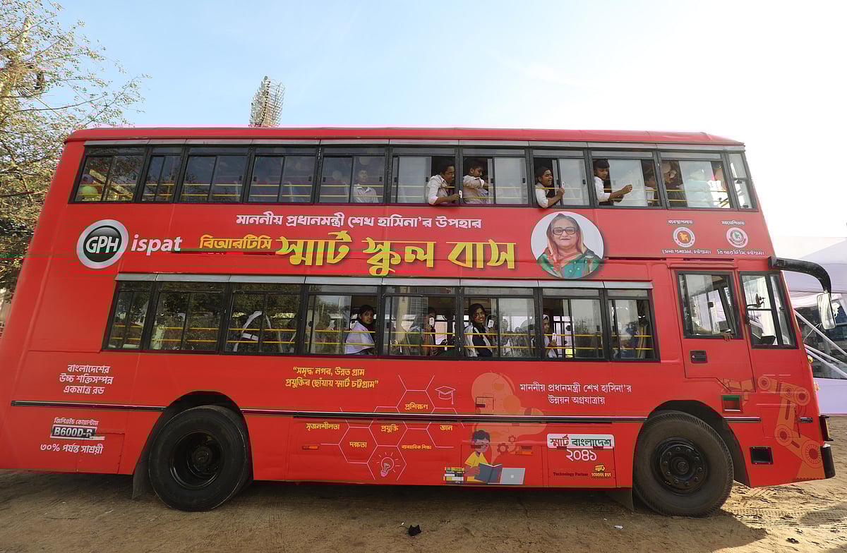 লাল রঙের ‘স্মার্ট স্কুলবাস’। 