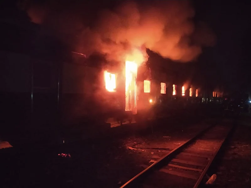 জামালপুরের সরিষাবাড়ীতে যমুনা এক্সপ্রেস ট্রেনের তিনটি বগিতে আগুন দিয়েছে দুর্বৃত্তরা। ১৮ নভেম্বর দিবাগত রাত দেড়টা