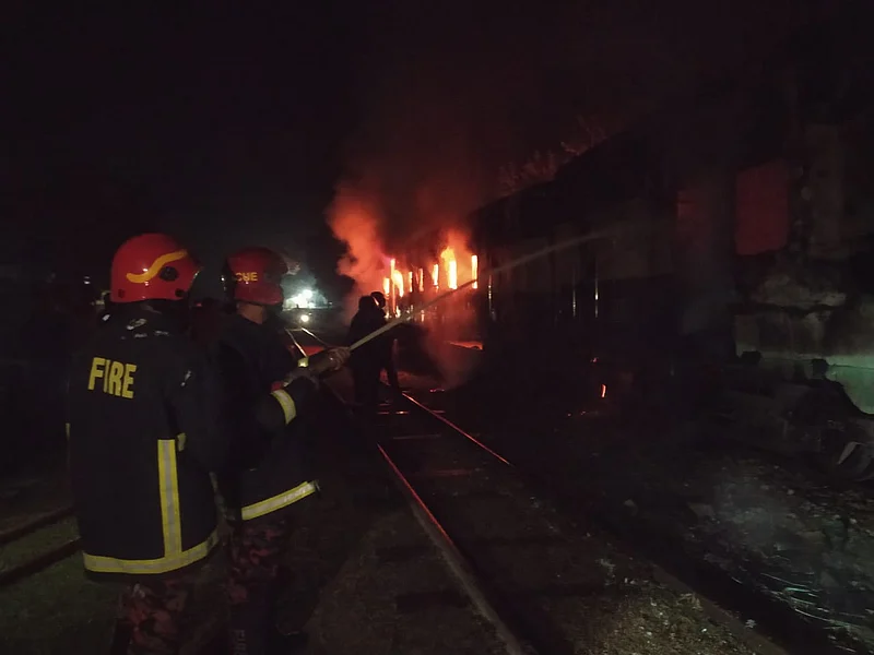 জামালপুরের সরিষাবাড়ীতে যমুনা এক্সপ্রেস ট্রেনের তিনটি বগিতে আগুন দিয়েছে দুর্বৃত্তরা। আগুন নেভাচ্ছেন ফায়ার সার্ভিসের সদস্যরা। ১৮ নভেম্বর দিবাগত রাত দেড়টা 