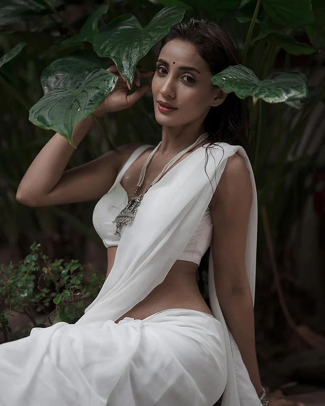 শুধু রং নয়, শুভ্রতায় মায়াবী আবহ তৈরি করেছেন জয়িতা তানজিয়া মিথিলার এই রূপকে ঘিরে। 