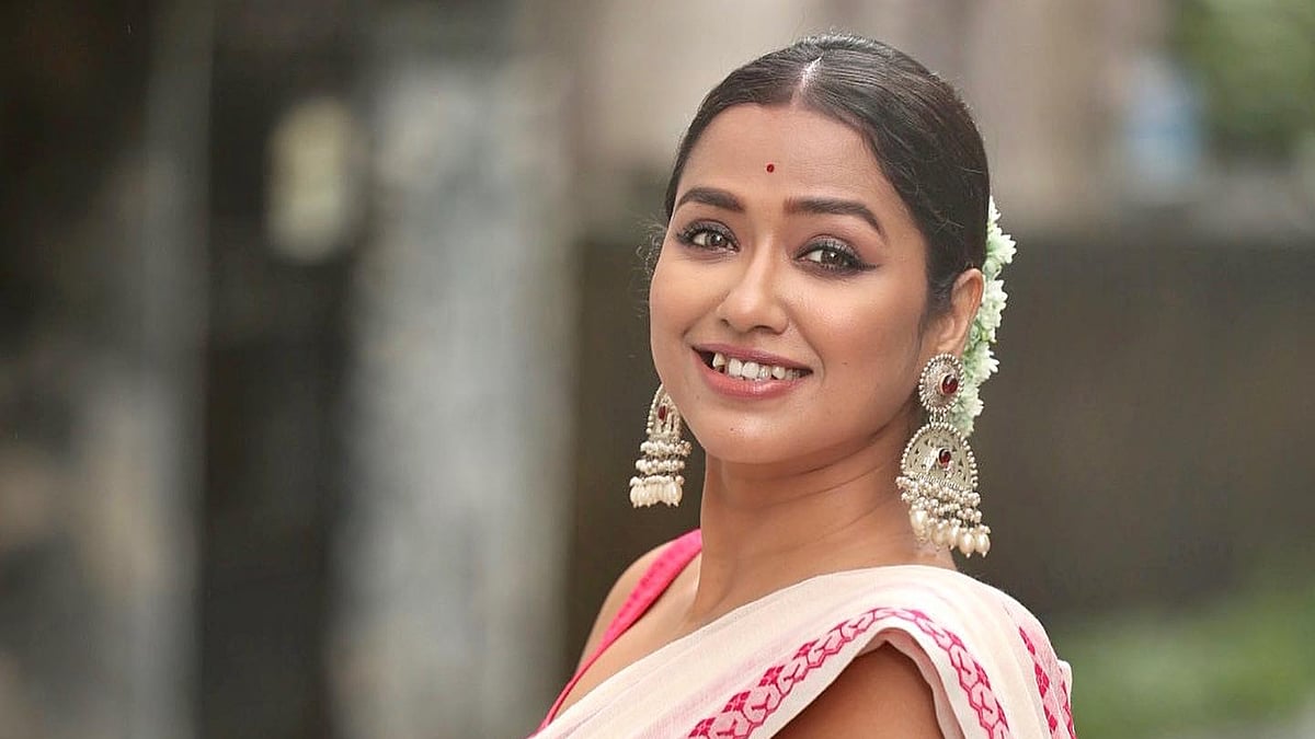 সিরিজ ‘লহু’ নিয়ে বেশ রোমাঞ্চিত সোহিনী সরকার। কাজটির জন্য নিজেকে প্রস্তুতও করছেন চরিত্র অনুযায়ী। তিনি বলেন, ‘আমি ভীষণ আনন্দিত ও আশাবাদী কাজটা নিয়ে। কলকাতায় চরকির কাজ শুরু হচ্ছে। এতে আমাদের কাজের ক্ষেত্র ও পরিধিও বাড়ল। ভেবেই খুব ভালো লাগছে। সেই সঙ্গে সিরিজটির গল্প ও প্লট একদম ভিন্ন। আশা করছি, কাজটা দুর্দান্ত হবে।