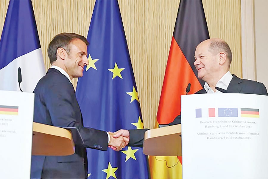ফ্রান্সের প্রেসিডেন্ট এমানুয়েল মাখোঁ ও জার্মানির চ্যান্সেলর ওলাফ শলৎজ