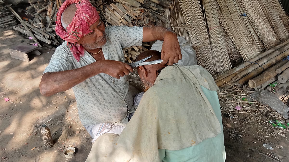 সপ্তাহের হাটবার ছাড়াও নিত্যপ্রয়োজনীয় পণ্য কিনতে আসা স্বল্প আয়ের মানুষ নরসুন্দরদের খদ্দের হয়ে থাকেন।