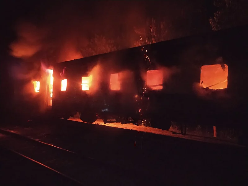 জামালপুরের সরিষাবাড়ীতে যমুনা এক্সপ্রেস ট্রেনের তিনটি বগিতে আগুন দিয়েছে দুর্বৃত্তরা। ১৮ নভেম্বর দিবাগত রাত দেড়টা 