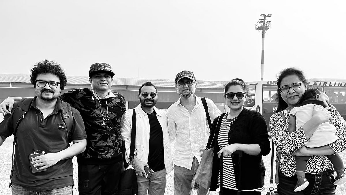 আজ রাত ৮টায় ওটিটি প্ল্যাটফর্ম চরকিতে মুক্তি পাচ্ছে মোস্তফা সরয়ার ফারুকীর সিনেমা ‘সামথিং লাইক অ্যান অটোবায়োগ্রাফি’। সিনেমাটি নিয়ে ফারুকী ফেসবুক পোস্টে লিখেছেন, ‘যেদিন আমরা “সামথিং লাইক অ্যান অটোবায়োগ্রাফি” বানানোর যাত্রা শুরু করছিলাম, বা আসলেই কি ওই দিনই যাত্রা শুরু করছিলাম, নাকি এই যাত্রা আরও অনেক আগে থেকেই শুরু? আজকে রাতে চরকিতে আসছে ছবিটা। মনের মধ্যে কী চলতেছে, এটা ব্যাখ্যা করা মুশকিল। ফার্স্ট টাইম ফিল্মমেকারের উত্তেজনা টের পাচ্ছি। সবাইকে দেখার আমন্ত্রণ।’