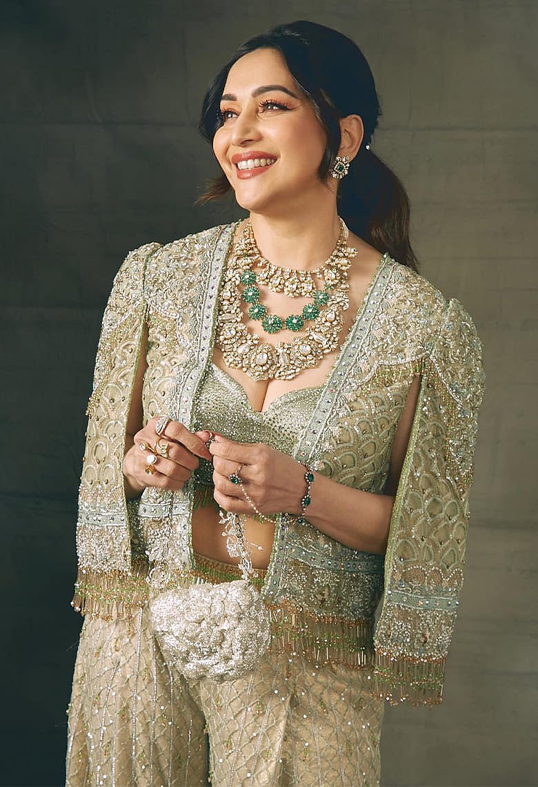 বয়স যে শুধুই একটি সংখ্যা তা আবারও মনে করিয়ে দিলেন মাধুরী দীক্ষিত