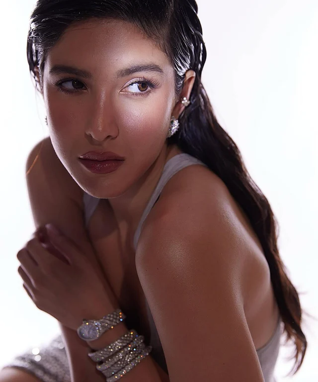 তবে সফট গ্ল্যাম মেক=ওভারে মানায় খুব শানায়াকে। 