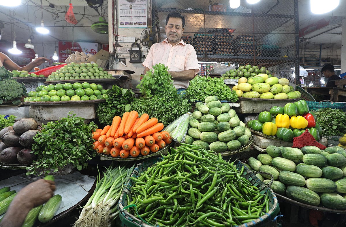 কাঁচাবাজারে গেলে আজকাল বাজারের ব্যাগ আর মানিব্যাগ—এই দুইয়ের মধ্যে তালগোল পাকিয়ে যায়