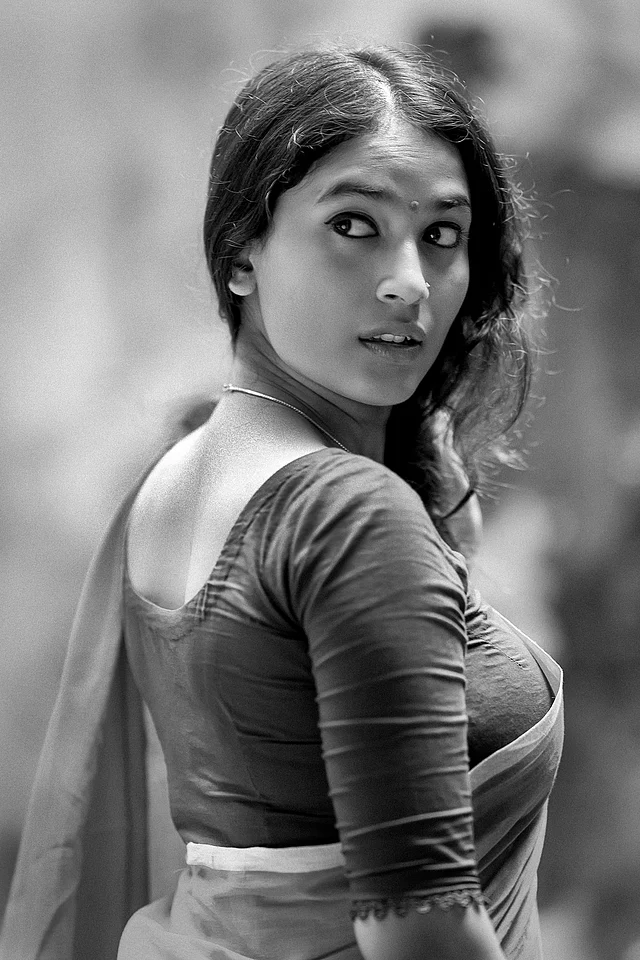 সাদাকালো নিয়েও খেলতে ভালোবাসেন জয়িতা আফরিন। 