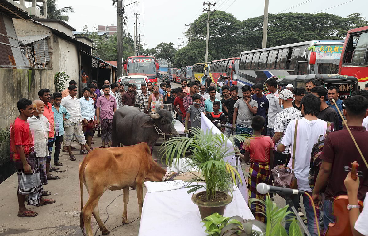 প্রকৃতি ও প্রাণীকূল রক্ষার দাবিতে ব্যতিক্রমী আয়োজন দেখতে ভিড় করেন মানুষ।
 