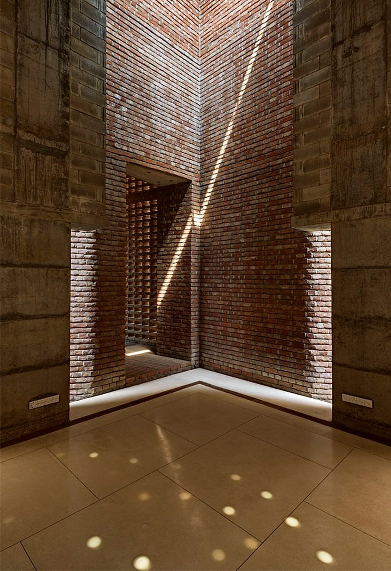 আলো-ছায়ার অনন্য স্থাপত্যে বাইতুর রউফ মসজিদ