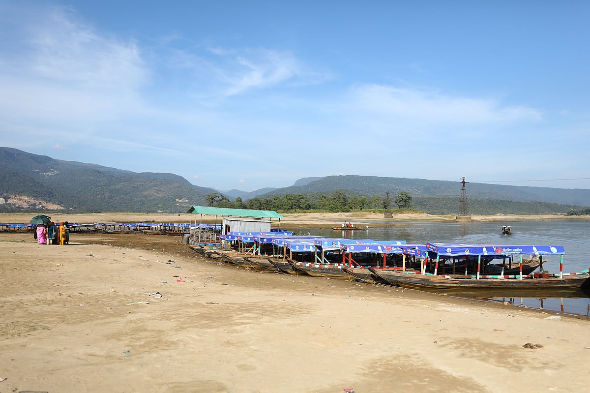 পর্যটক কম। তাই অলস পড়ে আছে নৌকা।