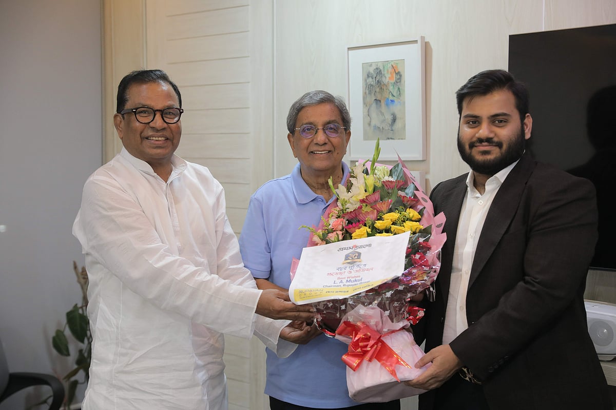 শিল্পগোষ্ঠী রূপায়ন গ্রুপের দুই প্রতিনিধি ফুল দিয়ে প্রথম আলো সম্পাদক মতিউর রহমানকে প্রতিষ্ঠাবার্ষিকীর শুভেচ্ছা জানান। 