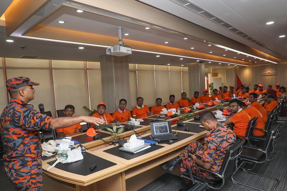 প্রথম আলোর কর্মীদের প্রশিক্ষণ দিচ্ছেন ফায়ার ব্রিগেডের সদস্যরা।