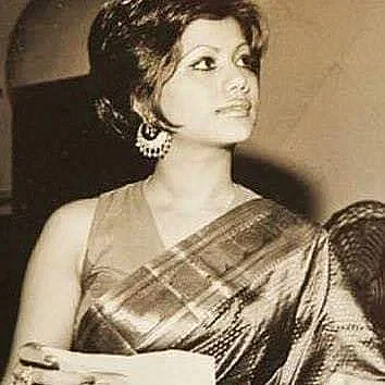 কানবালা আর স্লিভলেস ব্লাউজ-শাড়িতে রুনা লায়লার সিগনেচার লুক