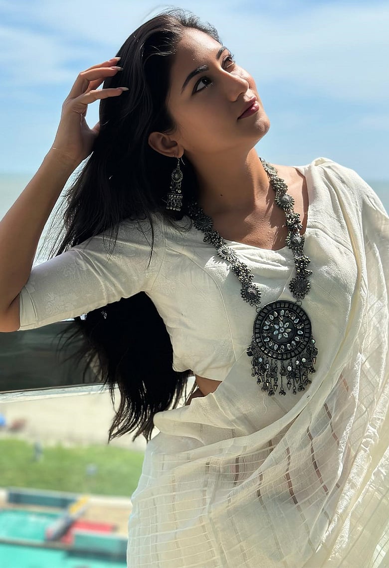 সাদা শাড়িতে অপরূপা সাফা, আসল চমক ব্লাউজের নকশায়