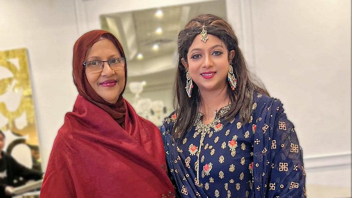  ঢালিউডের একসময়ের দাপুটে নায়িকা শাবনূর এখন পরিবার নিয়ে থাকেন অস্ট্রেলিয়ার সিডনিতে। মাঝেমধ্যে ঢাকায় আসেন। সিডনিতে থাকা শাবনূর সময় পেলেই ঘুরতে বের হন। পরিবার, আত্মীয়স্বজন ও বন্ধুবাবন্ধবের সঙ্গে ঘোরাঘুরির সেসব মুহূর্ত ফেসবুকে শেয়ার করেন। মায়ের সঙ্গের এই ছবি পোস্ট করে শাবনূর লিখেছেন, ‘একজন মায়ের ভালোবাসাই সবকিছু।’