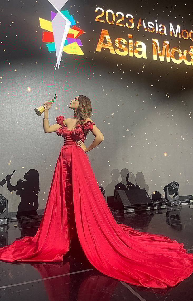 মডেল স্টার অ্যাওয়ার্ডে ভূষিত বাংলাদেশের জেসিয়া ইসলাম