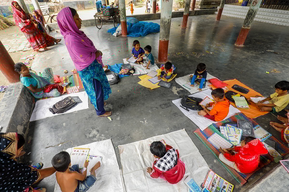 মন্দিরের বারান্দায় পড়াচ্ছেন রুপা খাতুন।