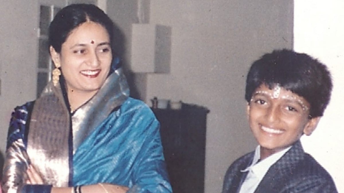 তাঁর বাবা বিলাস রাও দেশমুখ ছিলেন দুঁদে রাজনীতিবিদ, মহারাষ্ট্রের মুখ্যমন্ত্রী। ইনস্টাগ্রাম থেকে 