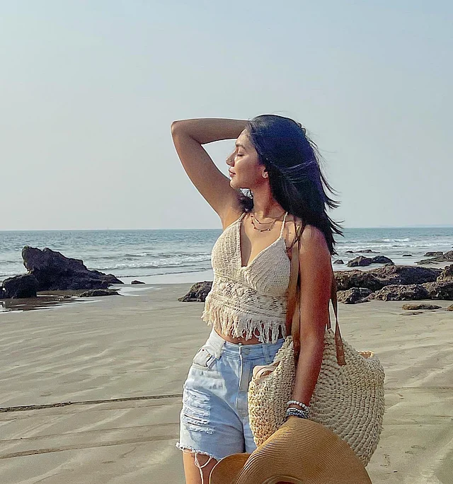 ফ্যাশনিস্তা অভিনেত্রী সুনেরাহ বিনতে কামাল ভারতের গোয়ার সমুদ্রপাড়ে নিজের ফ্যাশন স্টেটমেন্টের জানা দিচ্ছেন নিটেড ব্রালেট আর শর্ট ডেনিম প্যান্টে। 