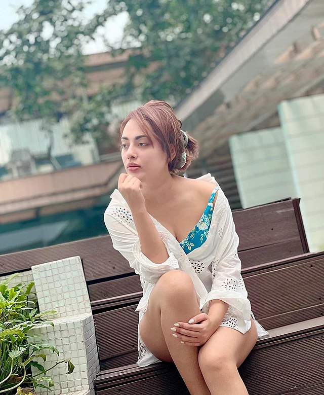 ক্যাজুয়াল লুকে আকর্ষণীয় সাঁতার পোশাকে সুন্দরী অভিনেত্রী তমা মীর্জার এই লুক নজর কেড়েছে সবার। 