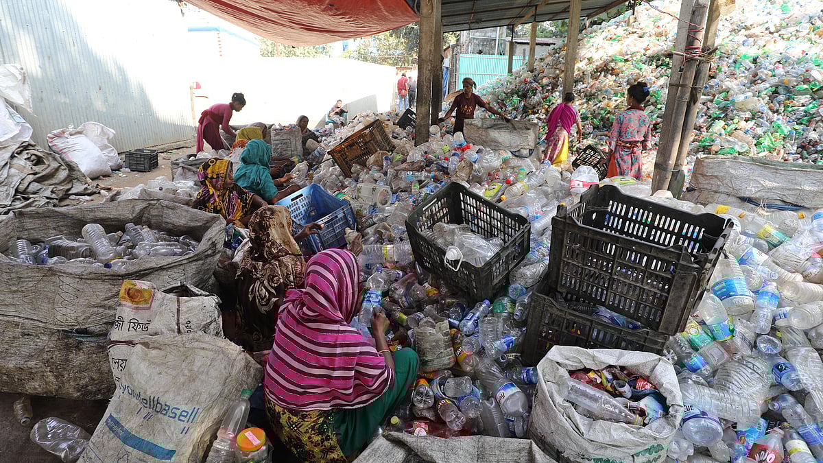 টুকরিতে রাখা হচ্ছে বোতল