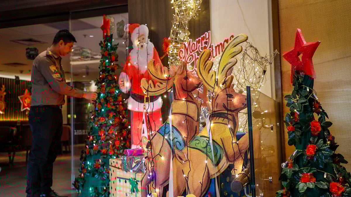 পেনিনসুলা হোটেলে ক্রিসমাস ট্রি সাজাতে ব্যস্ত একজন