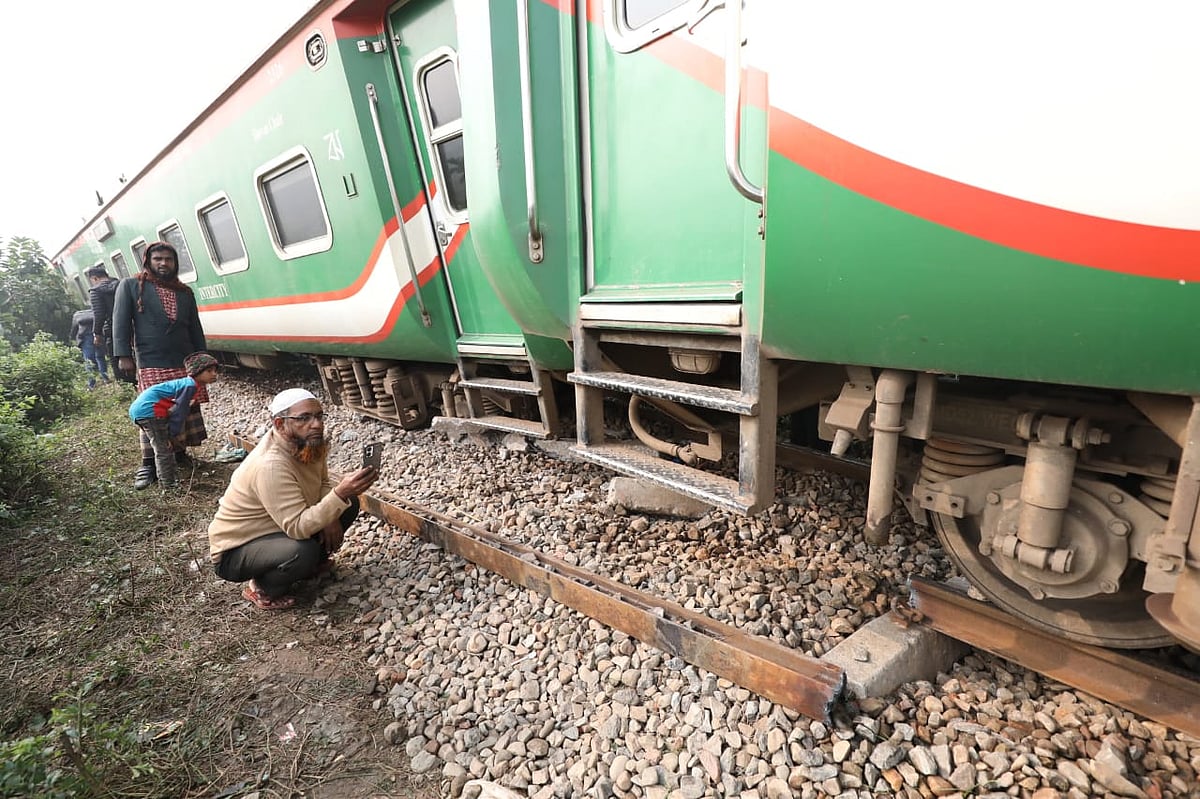 গাজীপুরের রাজেন্দ্রপুর ও ভাওয়াল রেলস্টেশনের মাঝামাঝি স্থানে বনখড়িয়া এলাকায় রেলপথের একটি অংশ কাটা ছিল।