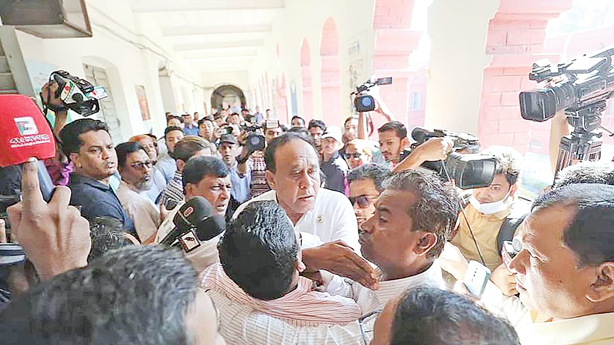 মনোনয়নপত্র জমা দিতে গিয়ে সাংবাদিকদের ওপর চড়াও হন চট্টগ্রাম-১৬ আসনের (বাঁশখালী) সংসদ সদস্য মোস্তাফিজুর রহমান ও তাঁর অনুসারীরা