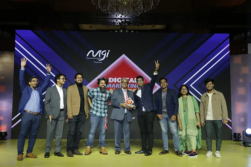 পুরস্কার হাতে ওটিটি প্ল্যাটফর্ম চরকির কর্মকর্তারা। বিভিন্ন ক্যাটাগরিতে মোট ছয়টি পুরস্কার অর্জন করে চরকি।