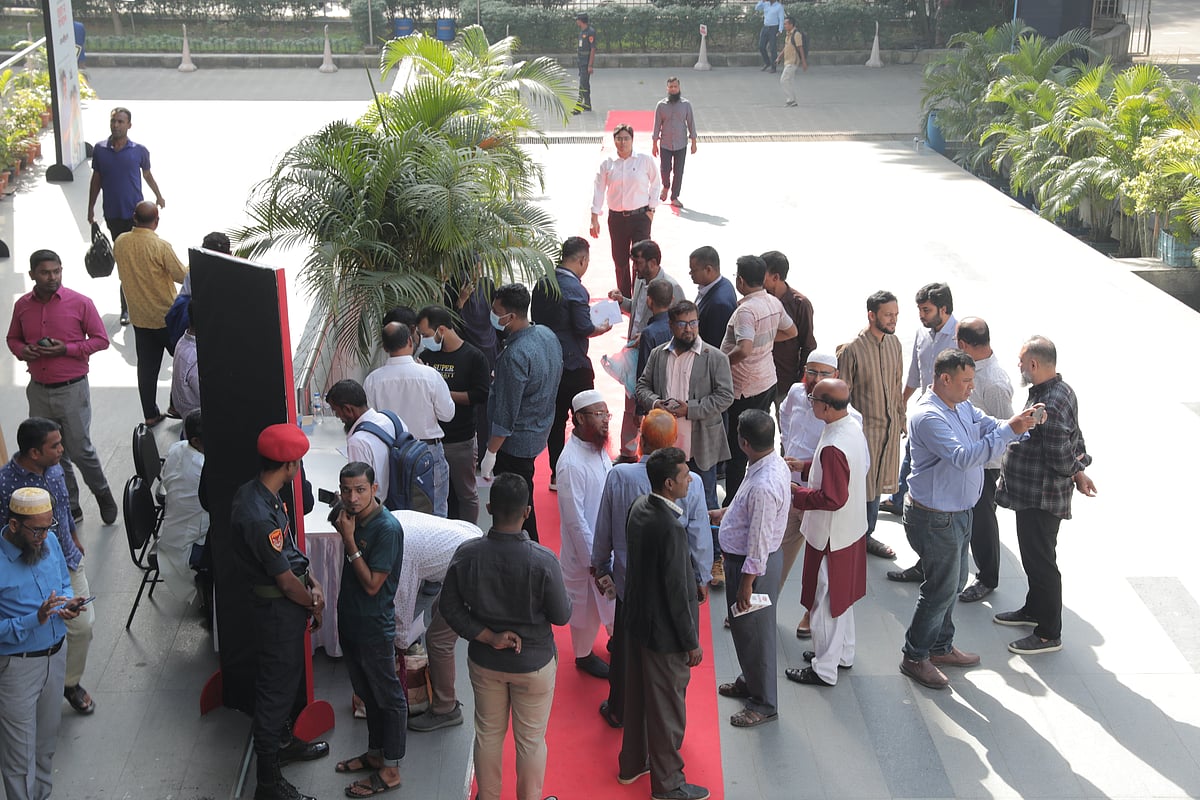 সকালে সম্মেলন শুরু হওয়ার আগে কৃষিবিদ ইনস্টিটিউশন মিলনায়তনের সামনে এজেন্টদের শুভেচ্ছা বিনিময়।