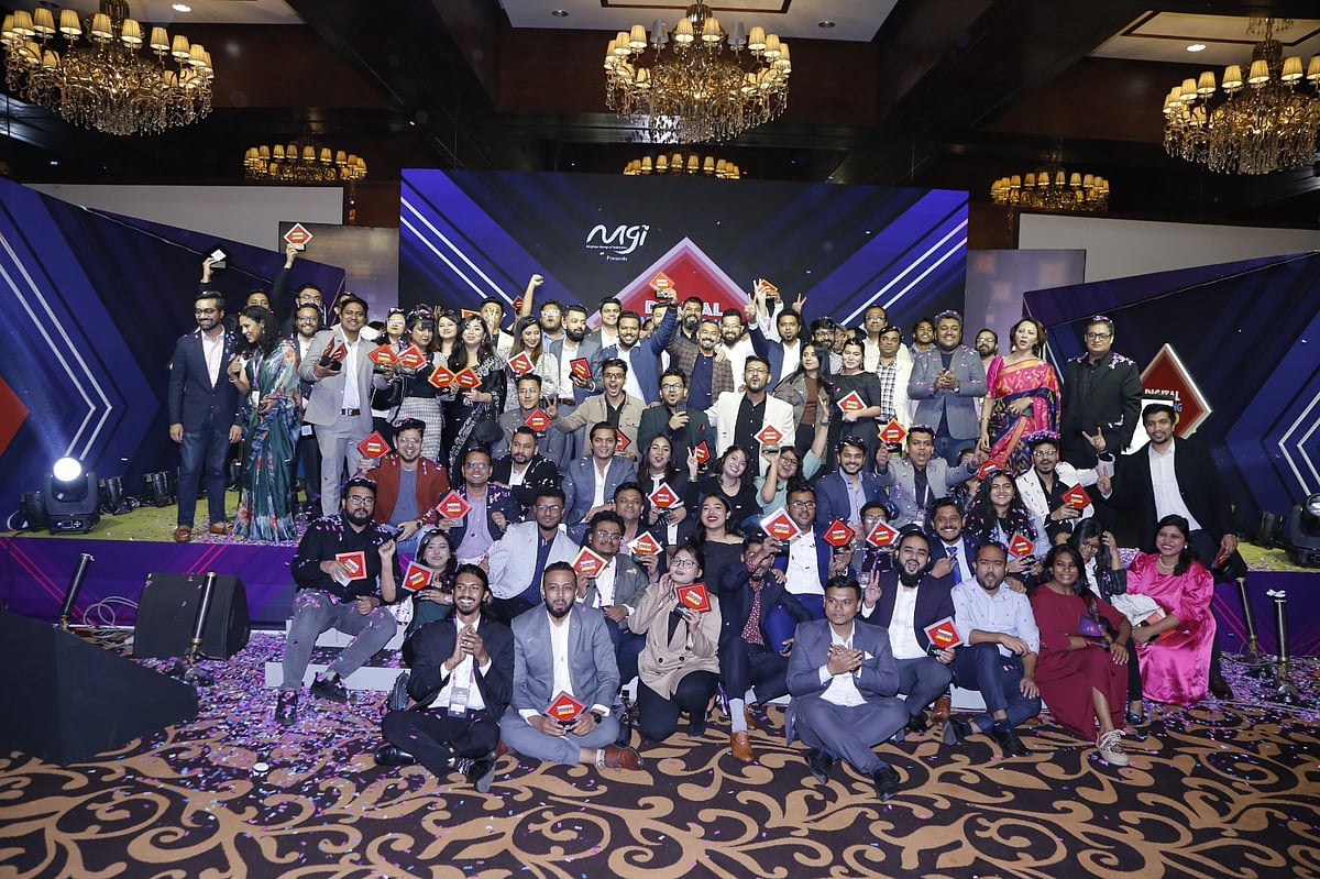 বাংলাদেশ ব্র্যান্ড ফোরামের উদ্যোগে আয়োজিত ‘ডিজিটাল মার্কেটিং অ্যাওয়ার্ড ২০২৩’ পুরস্কার হাতে সেরা ডিজিটাল ক্যাম্পেইন–সংশ্লিষ্টরা। 