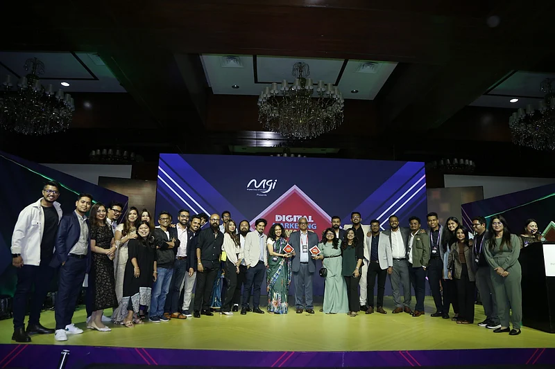 অন্যতম ‘বর্ষসেরা ক্যাম্পেইন’ হিসেবে বিকাশ লিমিটেডের কর্মকর্তাদের হাতে পুরস্কার তুলে দেন বাংলাদেশ ব্র্যান্ড ফোরামের প্রতিষ্ঠাতা ও ব্যবস্থাপনা পরিচালক শরিফুল ইসলাম।