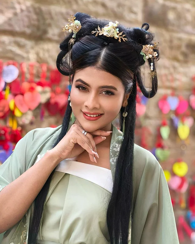 অভিনেত্রী ও মডেল মুমতাহিনা টয়া চীনদেশে গিয়ে চীনা সাজেই সেজেছেন। 