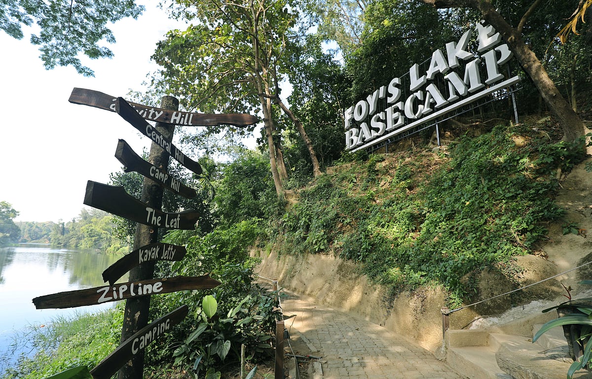 পাহাড়ি এই রাস্তা দিয়ে যেতে হবে বেজক্যাম্পে