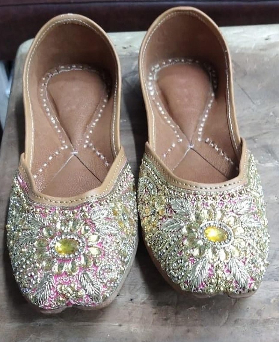 ৪০ বছরের ঐতিহ্যবাহী জুতার দোকান রাখী সুজ