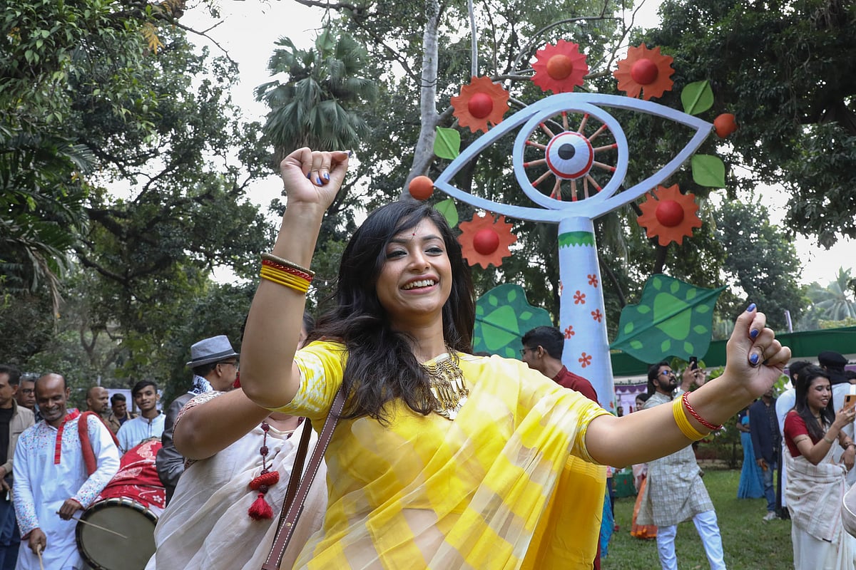 ঢাকের তালে আনন্দে মেতেছেন শিক্ষার্থীরা।
