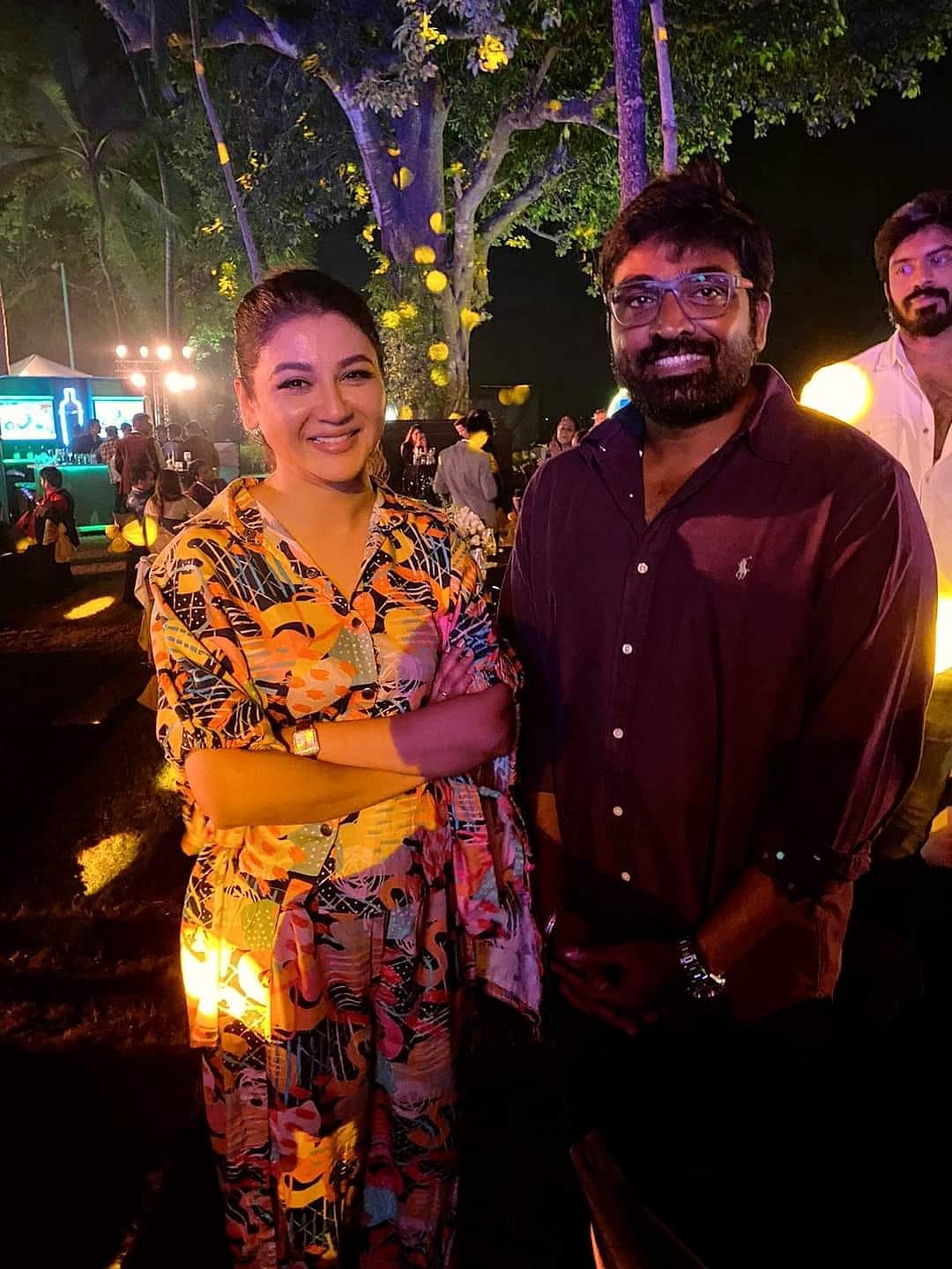 এ বছর জয়া আহসানের ৪টি সিনেমার প্রদর্শনী হয় গোয়া আন্তর্জাতিক চলচ্চিত্র উৎসবে। উৎসবে অংশ নিয়ে দক্ষিণি তারকা বিজয় সেতুপতির সঙ্গে ছবিটি পোস্ট করেন। ছবি ১ লাখ ৩৫ হাজার ভক্ত রিঅ্যাকশন দিয়েছেন। ছবি: জয়া আহসানের সৌজন্যে