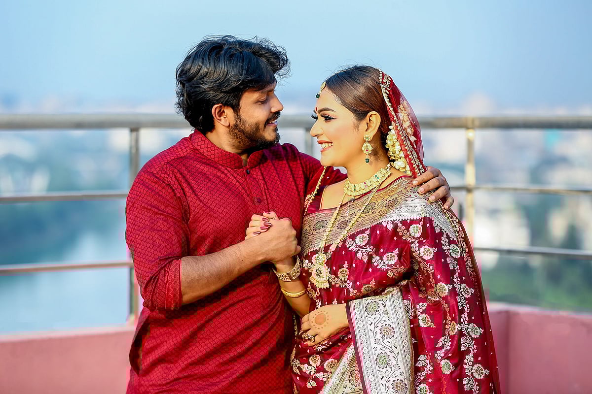 স্বামীর সঙ্গে মৌসুমী মৌ। ছবি: মৌসুুমীর সৌজন্যে