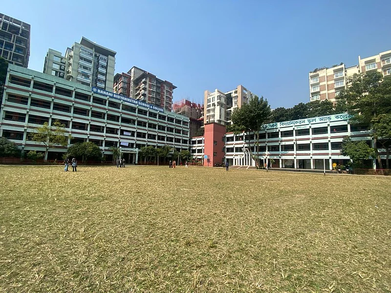 রাজধানীর বনানী বিদ্যানিকেতন স্কুল অ্যান্ড কলেজে ভোটার উপস্থিতি নেই।  ছবিটি দুপুর সাড়ে ১২টার দিকে তোলা