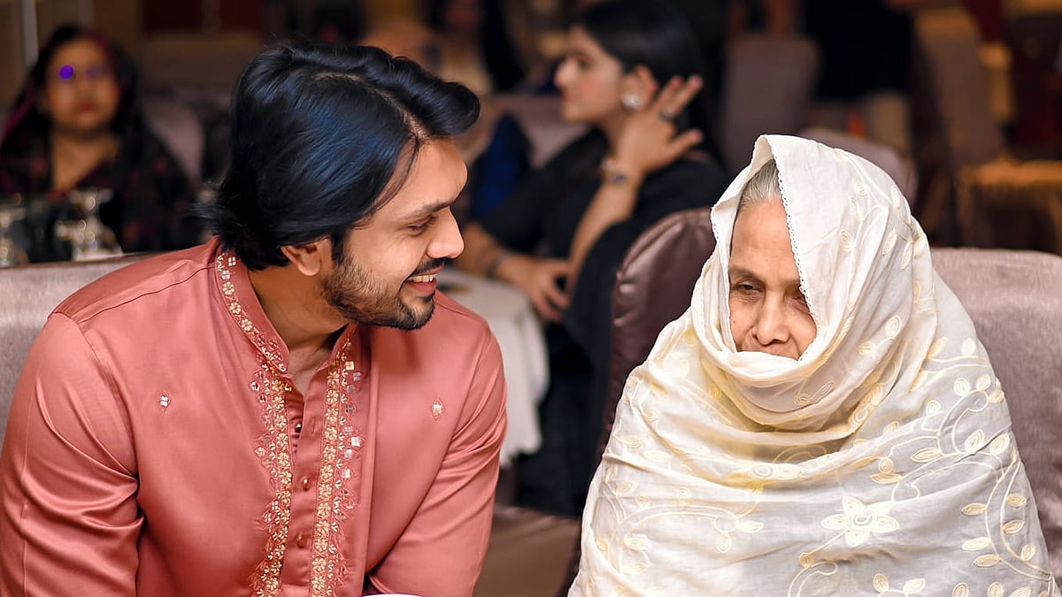 মায়ের সঙ্গে শুভ। ছবি: ফেসবুক