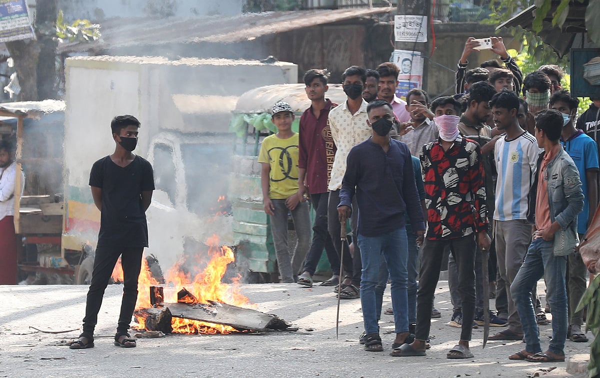 সড়কে আগুন জ্বালিয়ে অবস্থান নিয়েছেন বিএনপির নেতা–কর্মী ও সমর্থকেরা। এ সময় তাঁদের হাতে দেশি অস্ত্র দেখা যায়।