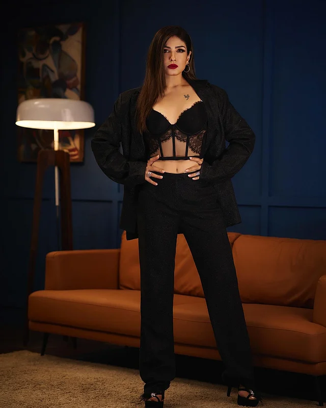 বুদ্ধিদীপ্ত লেয়ারিং হয়েছে ম্যাচিং কালো জ্যাকেটে। সঙ্গে কালো স্ট্রেটকাট প্যান্টে মনোক্রোম অল ব্ল্যাক লুক দারুণ মানিয়েছে রাভিনাকে।