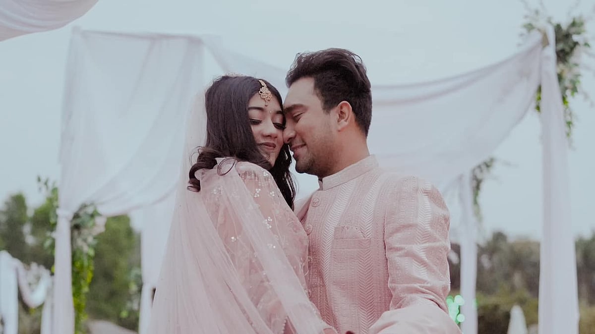 গতকাল ছিল বিবাহোত্তর সংবর্ধনা। বিয়ের ১০ দিন পর এই প্রথম জোভান স্ত্রীকে প্রকাশ্যে আনলেন। ছবিটি পোস্ট করে জোভান লিখেছেন, ‘বাকিটা আল্লাহ ভরসা।’