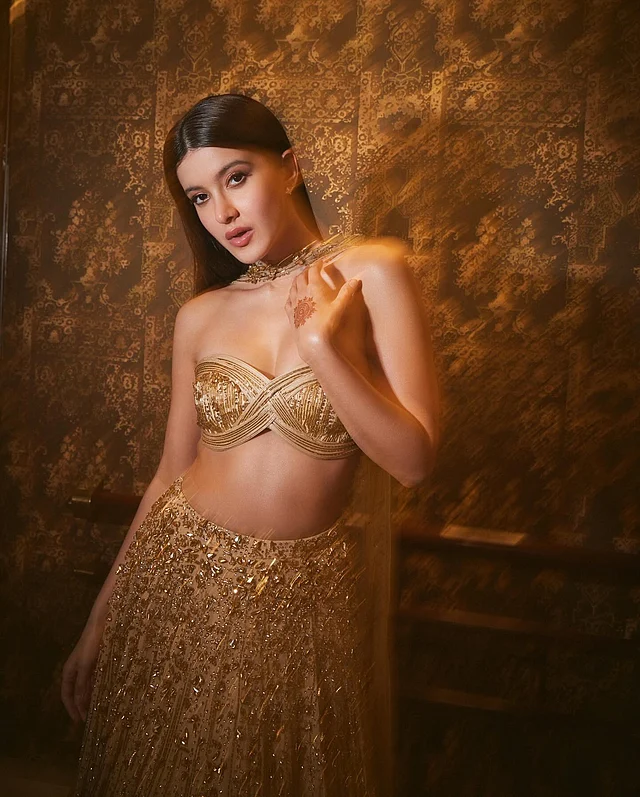 খোলা চুল আর মিনিমাল সাজের সঙ্গে  কানে স্টাড ছাড়া কোনো গয়না পরেননি শানায়া কাপুর। গলায় দোপাট্টা স্টাইলের এক্সটেনশনটিই নেকপিসের কাজ করেছে। 