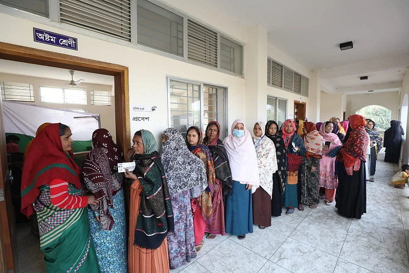 দ্বাদশ জাতীয় সংসদ নির্বাচনের ভোট দিতে এসেছেন নারী ভোটারেরা। ছোট দেওড়া অগ্রণী উচ্চ বিদ্যালয় কেন্দ্র, গাজীপুর